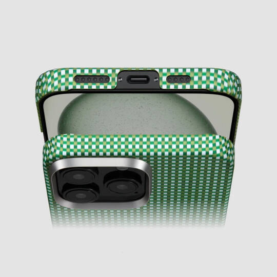 Apple iPhone 16 Pro Max Kılıf M-safe Şarj Özellikli Aramid Karbon Fiber Pitaka Ultra-Slim Classic Serisi Forest Green Kapak - 4
