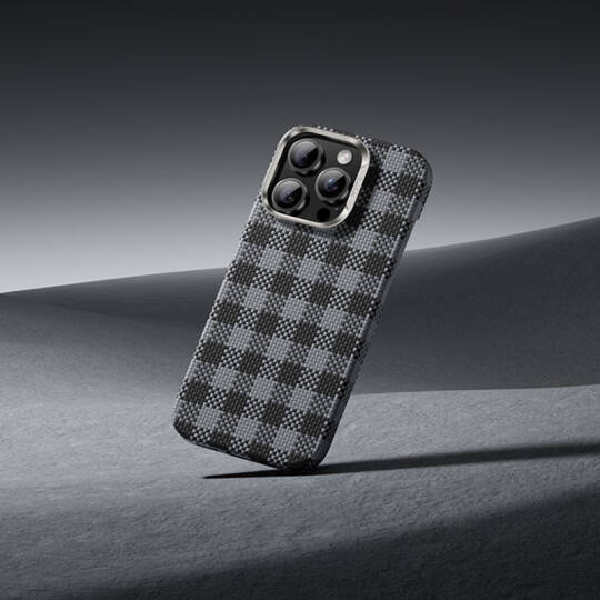 Apple iPhone 16 Pro Max Kılıf M-safe Şarj Özellikli Ekose Tasarımlı Benks ArmorVichy Kevlar Karbon Kapak - 11