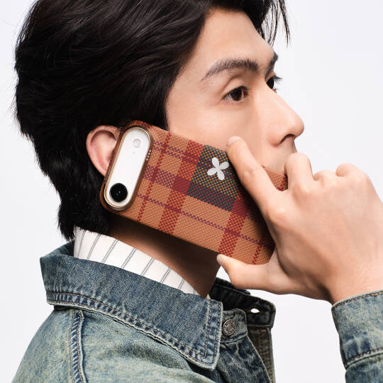 Apple iPhone 17 Pro Kılıf M-safe Şarj Özellikli Aramid Karbon Fiber Pitaka Flora in Grid Serisi Kapak - 22