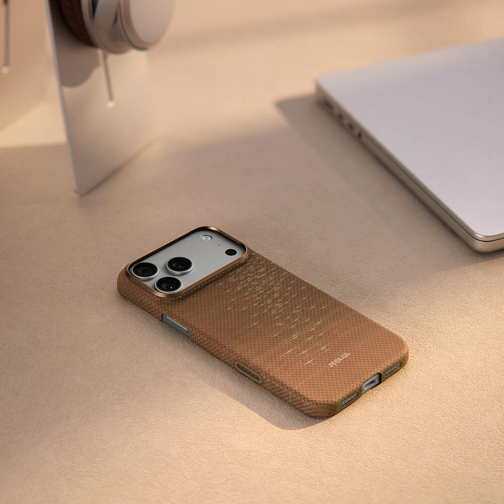 Apple iPhone 17 Pro Kılıf M-safe Şarj Özellikli Aramid Karbon Fiber Pitaka Glints of Gold Ultra Slim Serisi Kapak - 22