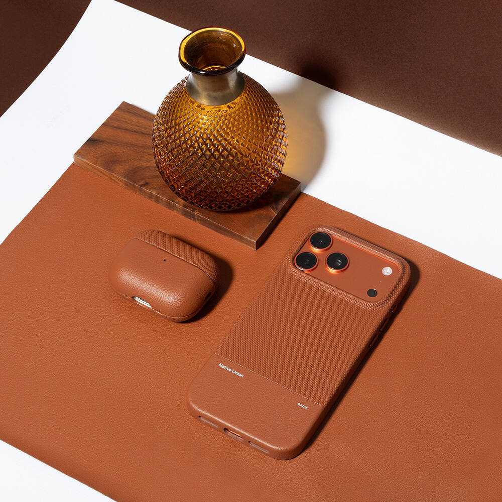 Apple iPhone 17 Pro Kılıf M-safe Şarj Özellikli Deri Dokulu Native Union RE Classic Serisi Kapak - 16