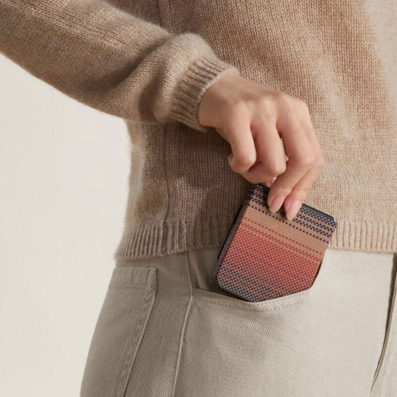 Galaxy Z Flip 7 Kılıf M-safe Şarj Özellikli Aramid Karbon Fiber Pitaka Tactile Woven Sunset-Moonrise Serisi Kapak - 12